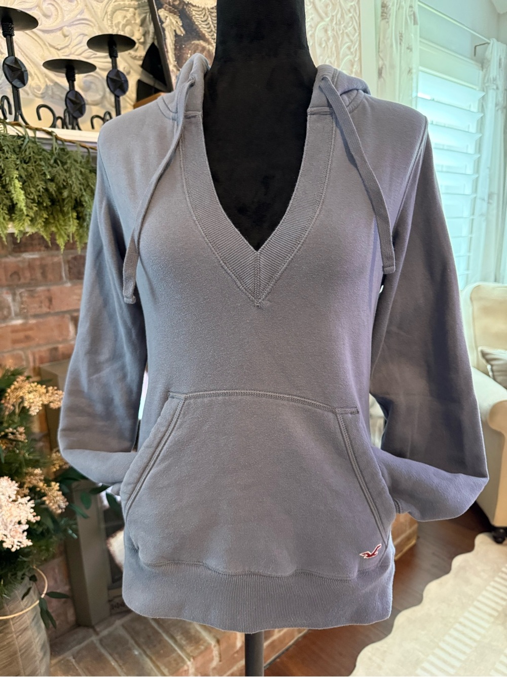 Hollister Women’s Medium Gray V Neck Hoodie Pullover Kangaroo Pocket Y2K